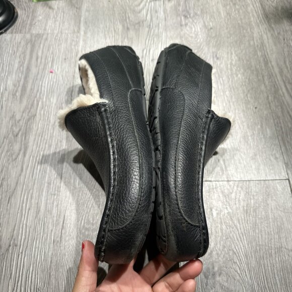 UGG Slip-On Slipper 5379B Men\'s 10 Black Leather Faux Fur Insole Comfort